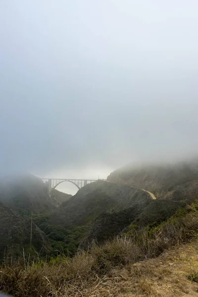 Una Bella Foto Ponte Che Collega Montagne Una Giornata Nebbiosa — Foto Stock