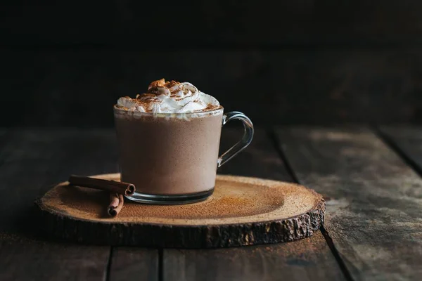 Nahaufnahme Eines Glases Heißer Schokolade Auf Einem Holzbrett Mit Sahne — Stockfoto