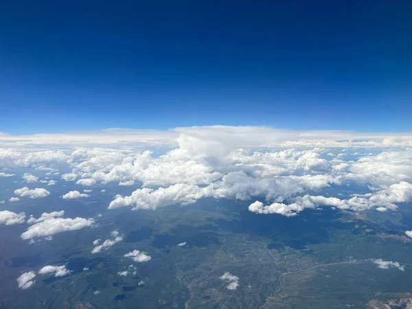 Uma Vista Aérea Uma Paisagem Rural Envolta Nuvens Inchadas Fundo — Fotografia de Stock