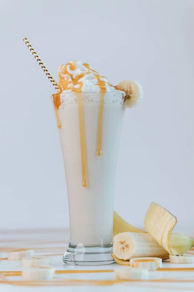 Eine Vertikale Aufnahme Eines Bananenshake Auf Weißem Hintergrund — Stockfoto