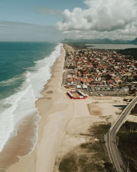 Ein Vertikales Gemälde Einer Kleinen Stadt Der Nähe Eines Strandes — Stockfoto