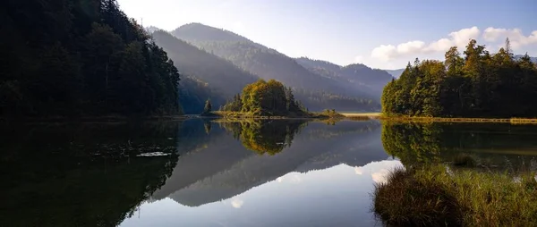 Weitsee Gölü Almanya Ağaçlar Dağlarla Çevrilidir — Stok fotoğraf