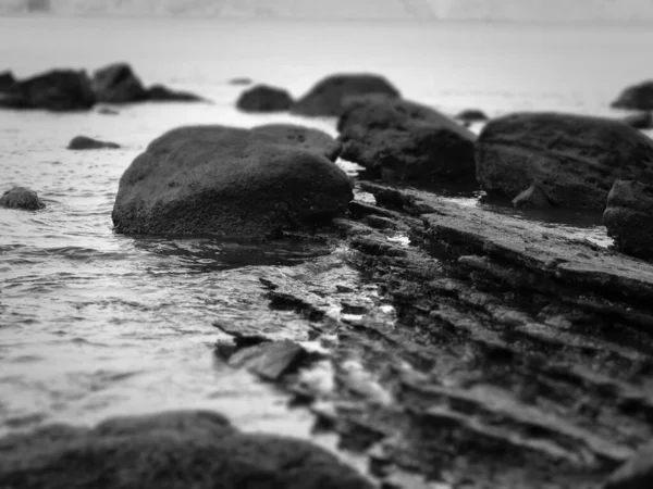 Černobílý Pohled Mořské Skály Pláži — Stock fotografie