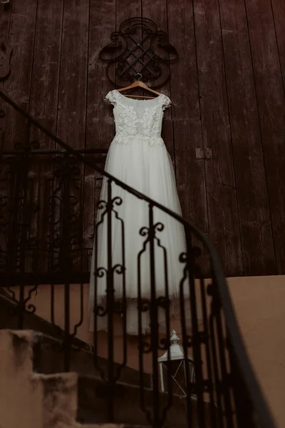 Вертикальный Снимок Платья Невесты Вешалке — стоковое фото