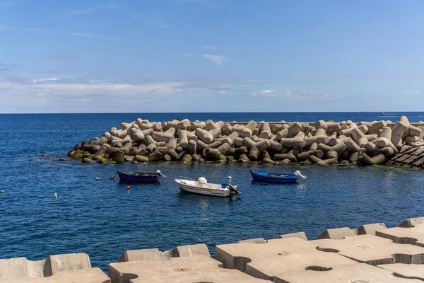 Portekiz Madeira Beton Bir Dalgakıran Tarafından Güzel Bir Motorlu Tekne — Stok fotoğraf
