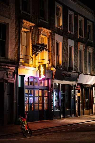 Une Rue Nuit Londres Avec Des Bâtiments Éclairés Plan Vertical — Photo