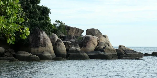 ビーチの大きな岩のパノラマビュー — ストック写真