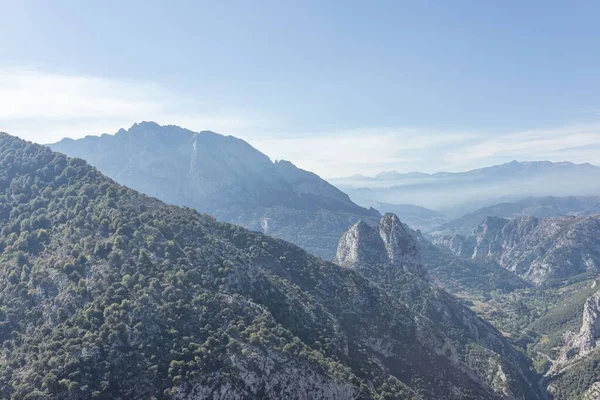 Katalina, Cantabria, İspanya 'daki kayalık dağların nefes kesici manzarası