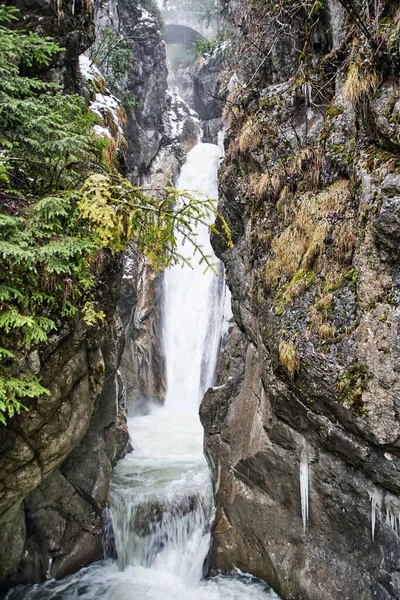 Tiro Vertical Bela Cachoeira Tatzelwurm Encontrada Baviera Alemanha — Fotografia de Stock