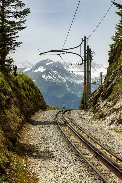 Een Verticale Spoorlijn Die Leidt Naar Een Alpenskyline Zwitserland — Stockfoto