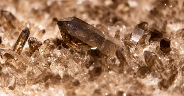 Kahverengi Kristaller Dumanlı Kuvars Yığınının Yakın Çekimi — Stok fotoğraf