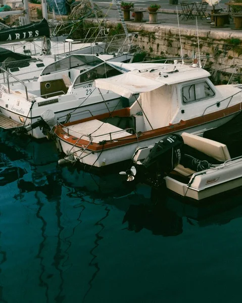 イタリアのリヴォルノ港にはいくつかのボートが — ストック写真