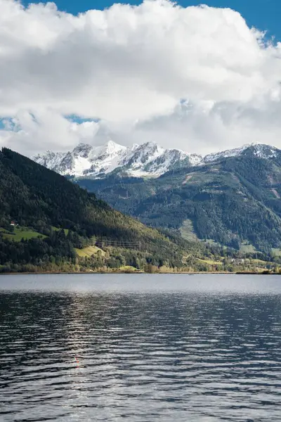 Krásná Krajina Krajina Pohled Zasněžené Hory Jezera Oblačný Den Vertikální — Stock fotografie