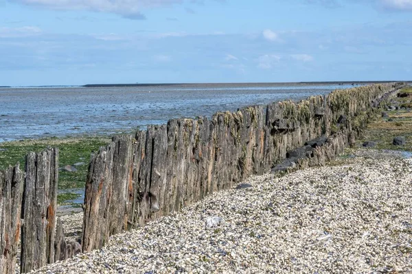 Kilátás Egy Kerítés Mentén Partvonal Előtt Óceán Egy Napsütéses Napon — Stock Fotó