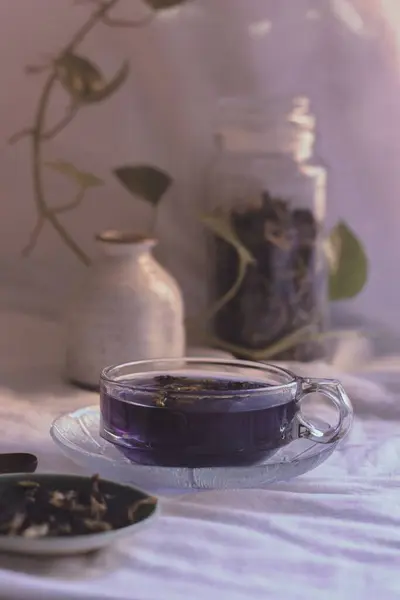 一杯富含抗氧化剂的草本蓝蝴蝶茶的垂直拍摄镜头 可在秋日的午后放松身心 — 图库照片