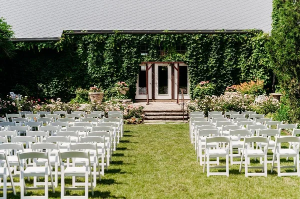 Rijen Stoelen Het Gazon Buiten Voor Een Huwelijksceremonie — Stockfoto