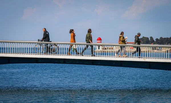 Зйомка Крупним Планом Людей Йдуть Мосту Задарі Хорватія — стокове фото