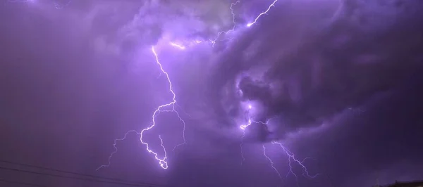 Панорамный Вид Молнии Освещающей Темно Фиолетовое Облачное Небо — стоковое фото