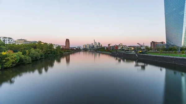 Річка Міським Пейзажем Заході Сонця — стокове фото