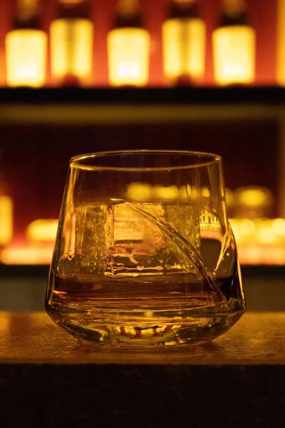 Eine Whisky Glasschale Mit Eis Auf Einer Bar Mit Unscharfem — Stockfoto