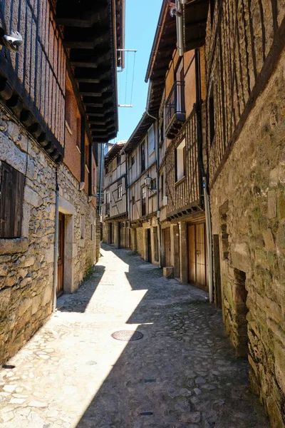 Una Vertical Las Estrechas Calles Adoquinadas Alberca Pequeño Pueblo España —  Fotos de Stock