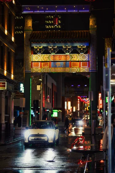 Bir Mini Cooper Hatchback Arabası Gece Çin Mahallesi Nden Geçiyor — Stok fotoğraf