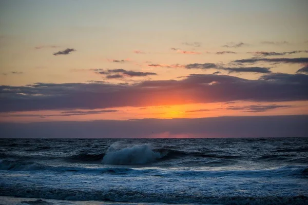 Turuncu Gün Batımında Küçük Dalgalı Güzel Bir Deniz Manzarası — Stok fotoğraf