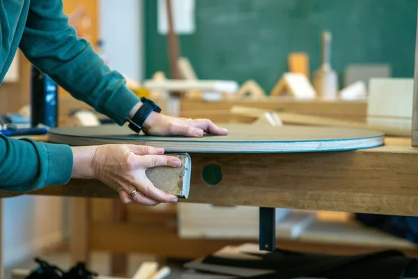 木匠在木材厂里做桌子的人 — 图库照片