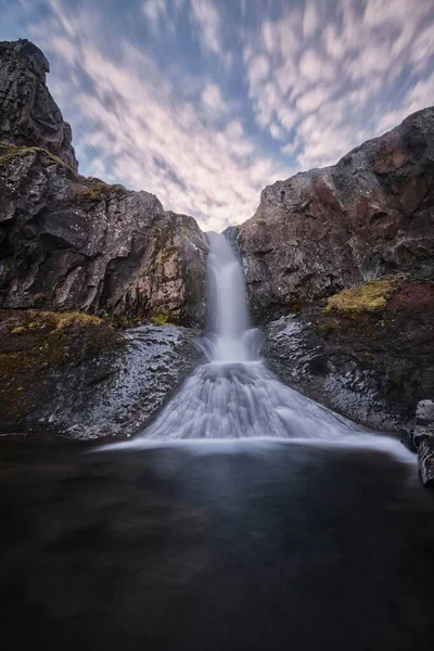 Függőleges Hosszú Expozíciós Felvétel Klifbrekku Vízesés Izlandon — Stock Fotó