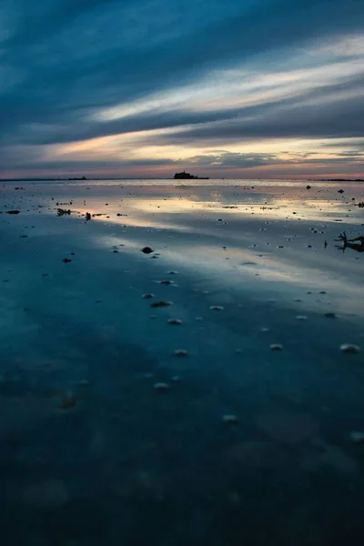 Paisaje Nuboso Dramático Que Refleja Calma Superficie Del Mar —  Fotos de Stock