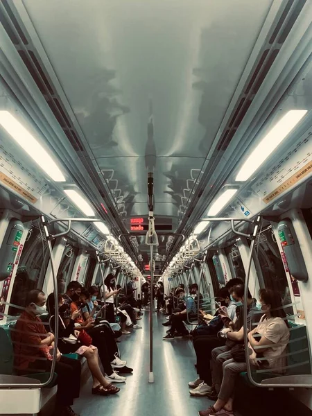 Egy Függőleges Felvétel Szingapúrról Mass Rapid Transit Belső Tér Éjszaka — Stock Fotó
