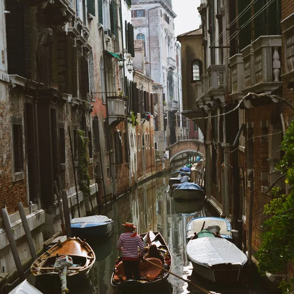 Stock image An aerial view of boats surrounded by buildings in Venice