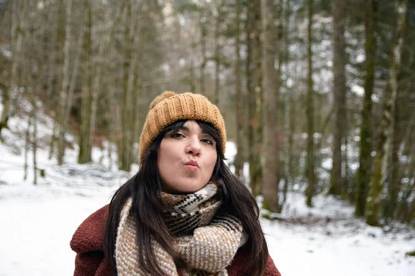 Eine Frau Mit Hut Und Schal Steht Schneefeld — Stockfoto