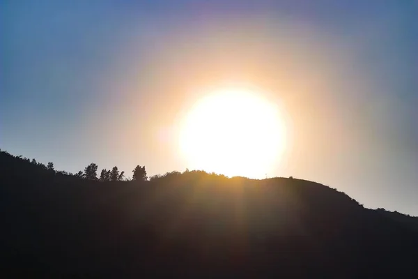 Vacker Scen Den Lysande Solen Bakom Silhuetten Berget Med Olika — Stockfoto