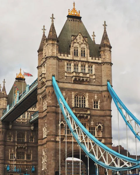 Eine Vertikale Aufnahme Eines Turms Der Tower Bridge London Großbritannien — Stockfoto