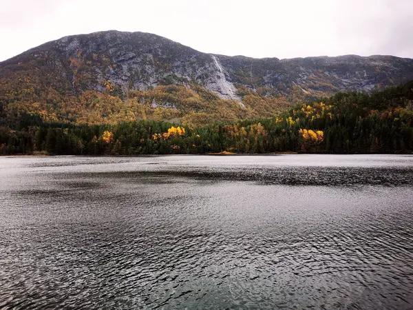 Malowniczy Widok Jeziora Górami Tle Jesienią Jasny Dzień — Zdjęcie stockowe