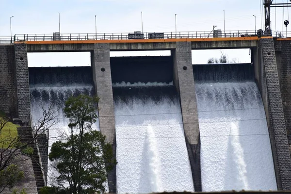 流れる水とダムの壁の景色 — ストック写真