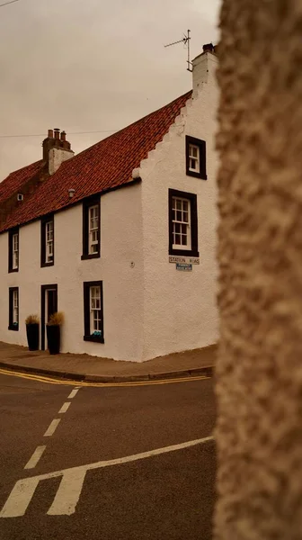 Pionowe Ujęcie Drogi Dom Białymi Ścianami Czerwonym Dachem Edynburg Szkocja — Zdjęcie stockowe