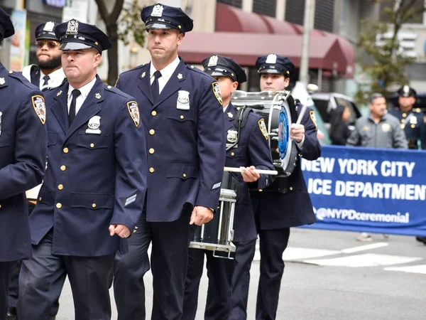 Müslüman New Yorklular, geleneksel Amerikan Müslüman Günü Geçidi sırasında New York 'ta Madison Bulvarı boyunca yürüdüler.