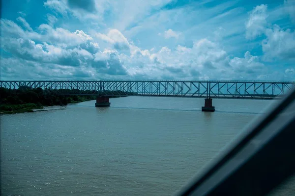 コルカタの曇りの日にガンガ川にかかる長い橋 — ストック写真