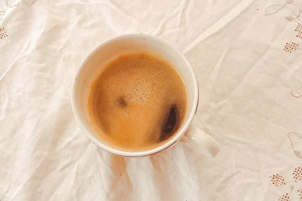 Egy Csésze Kávé Első Látásra Textilen — Stock Fotó