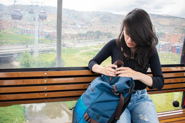 Mladá Žena Černé Košili Džínách Sedící Lavičce Držící Batoh Čekající — Stock fotografie