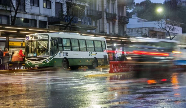 Een Lange Opname Van Bussen Een Natte Weg Buenos Aires — Stockfoto