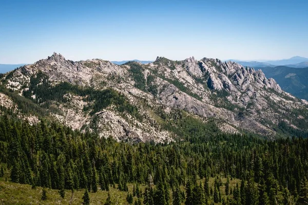 Eine Luftaufnahme Der Berglandschaft Umgeben Von Dichten Bäumen — Stockfoto