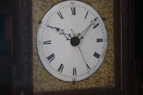 Nahaufnahme Einer Oldtimer Uhr Mit Römischen Ziffern Und Messingrahmen — Stockfoto