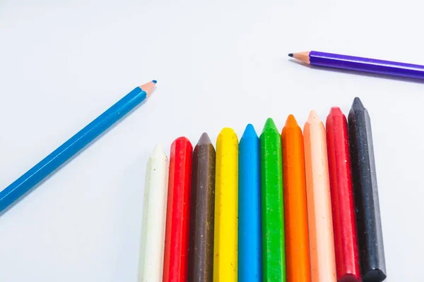 Beyaz Arka Planda Izole Edilmiş Renkli Ahşap Kalemlerin Yakın Çekimi — Stok fotoğraf