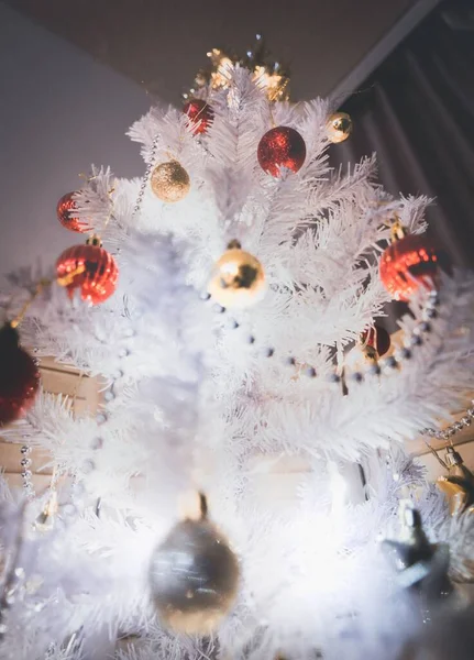 Kırmızı Topları Işıkları Olan Beyaz Noel Ağacının Alçak Açılı Görüntüsü — Stok fotoğraf