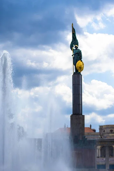 Disparo Vertical Del Monumento Guerra Soviética Viena Austria Bonito Día — Foto de Stock