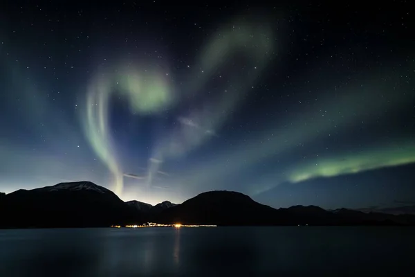 挪威林根峡湾星空中的极光 — 图库照片