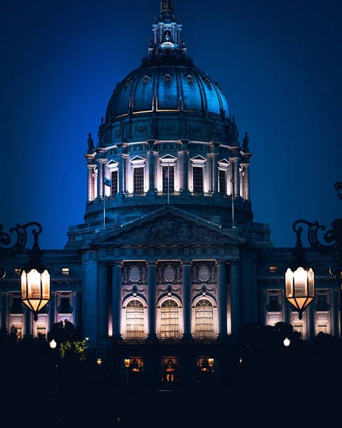Вертикальный Снимок Мэрии Сан Франциско Ночью Сан Франциско Калифорния Сша — стоковое фото